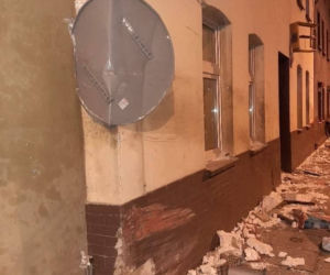 Ciężarówka wypadła z drogi i uderzyła w budynek