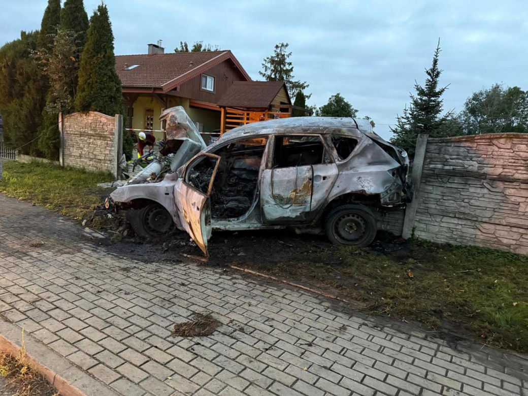 Lisewo Malborskie. Pożar auta po uderzeniu w słup energetyczny. Dwie osoby uratowali świadkowie.