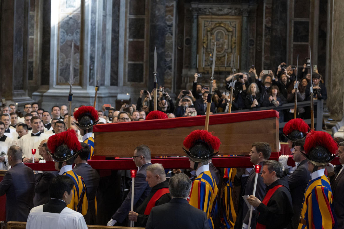 Trumna z ciałem papieża Franciszka przeniesiona w procesji do bazyliki Św. Piotra