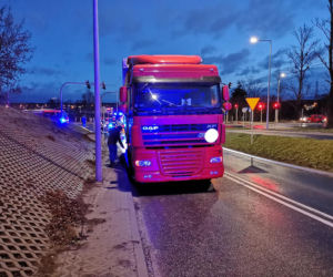 Groźny wypadek na ul. Nowotoruńskiej w Bydgoszczy. Jedna osoba trafiła do szpitala! [ZDJĘCIA]