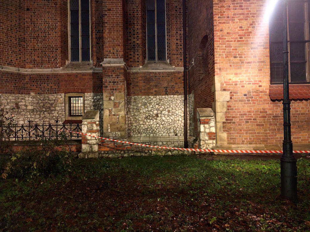Kraków: Pijany kierowca rozbił zabytkowy kościół w Wigilię. Miał 1,7 promila!