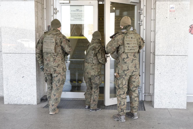 Warszawa. Wojsko na stacjach kolejowych