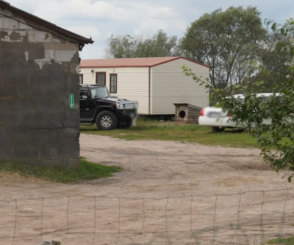 Poszukiwana za śmierć synka wpadła na posesji, gdzie znów doszło do dramatu