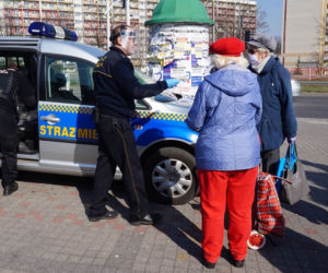 Zakrywanie twarzy OBOWIĄZKOWE! Na Śląsku strażnicy rozdają maski ZA DARMO