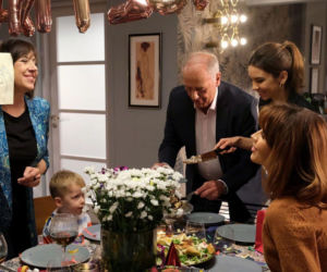 M jak miłość odc. 1900. Iwona (Hanna Śleszyńska), Kama (Michalina Sosna), Marcin (Mikołaj Roznerski), Jerzy Argasiński (Karol Strasburger), Aneta (llona Janyst), Olek (Maurycy Popiel)