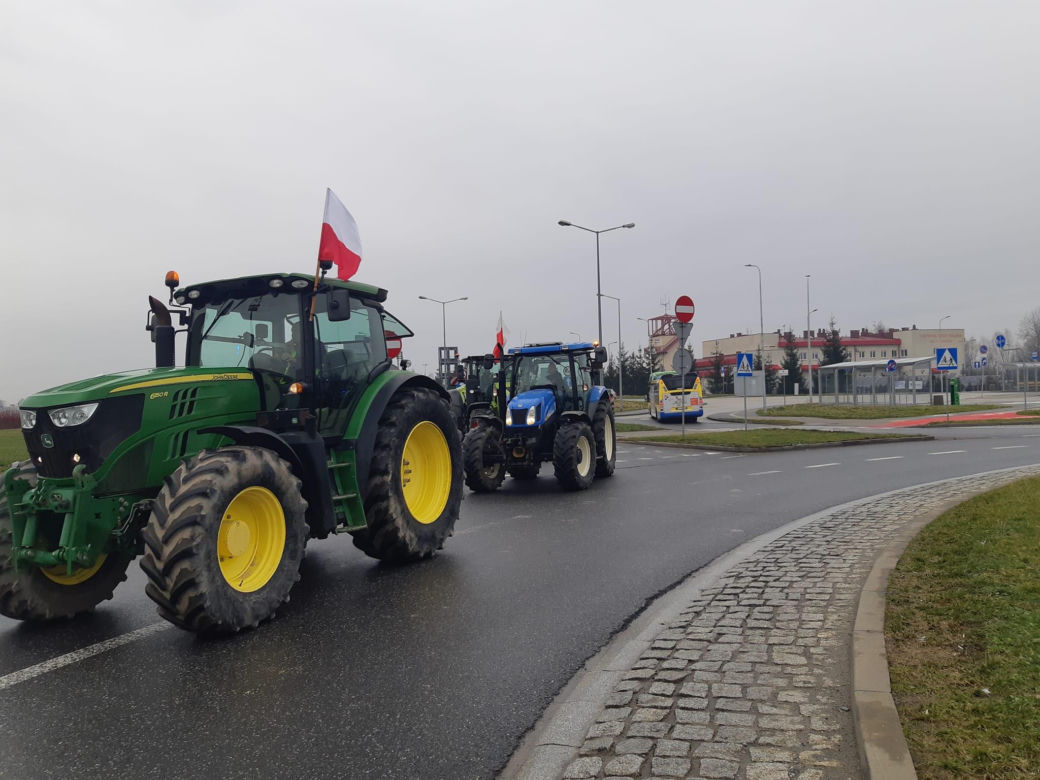 Strajk rolników w Tarnowie. Policja i rolnicy pod stadionem Bruk Betu Termaliki Nieciecza. Przejazd przez miasto