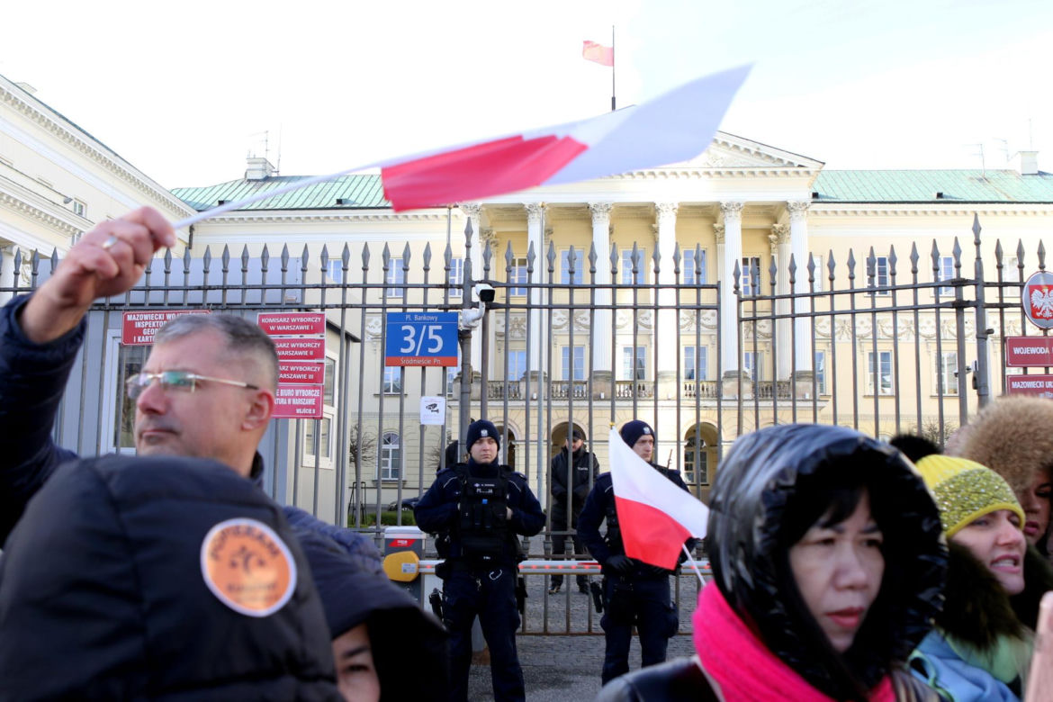 "Przestańcie nas okradać!". Najemcy z Marywilskiej protestują przed ratuszem