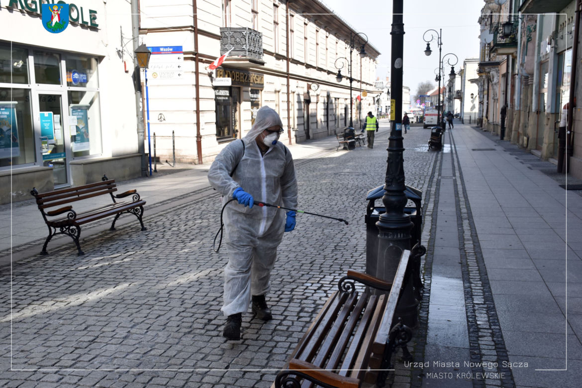 Białe kombinezony i Virkon. Tak w Nowym Sączu walczą z epidemią koronawirusa! 