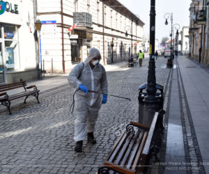 Białe kombinezony i Virkon. Tak w Nowym Sączu walczą z epidemią koronawirusa! 