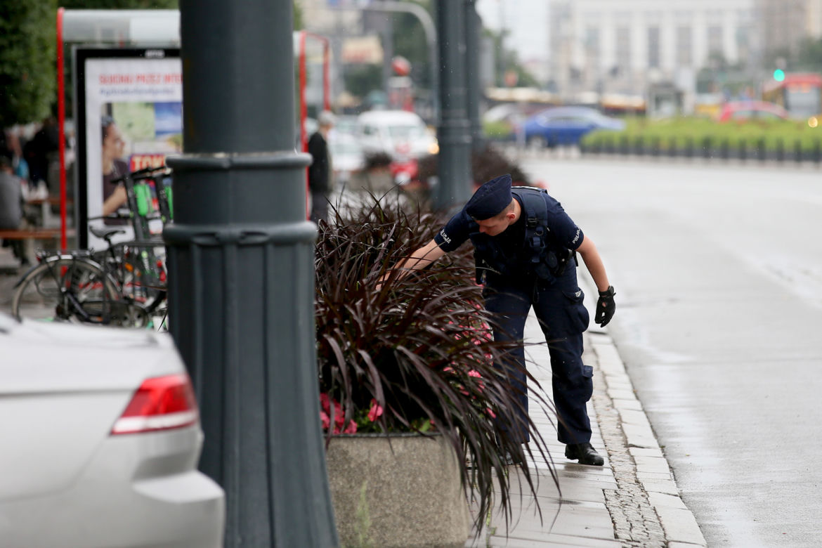 Policjanci grzebią w śmietnikach i kwietnikach w centrum Warszawy