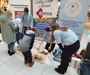 Uczennice IV LO szkolą Siedlczan z udzielania pierwszej pomocy