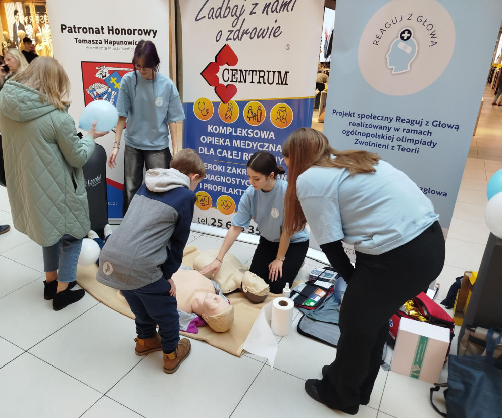 Uczennice IV LO szkolą Siedlczan z udzielania pierwszej pomocy