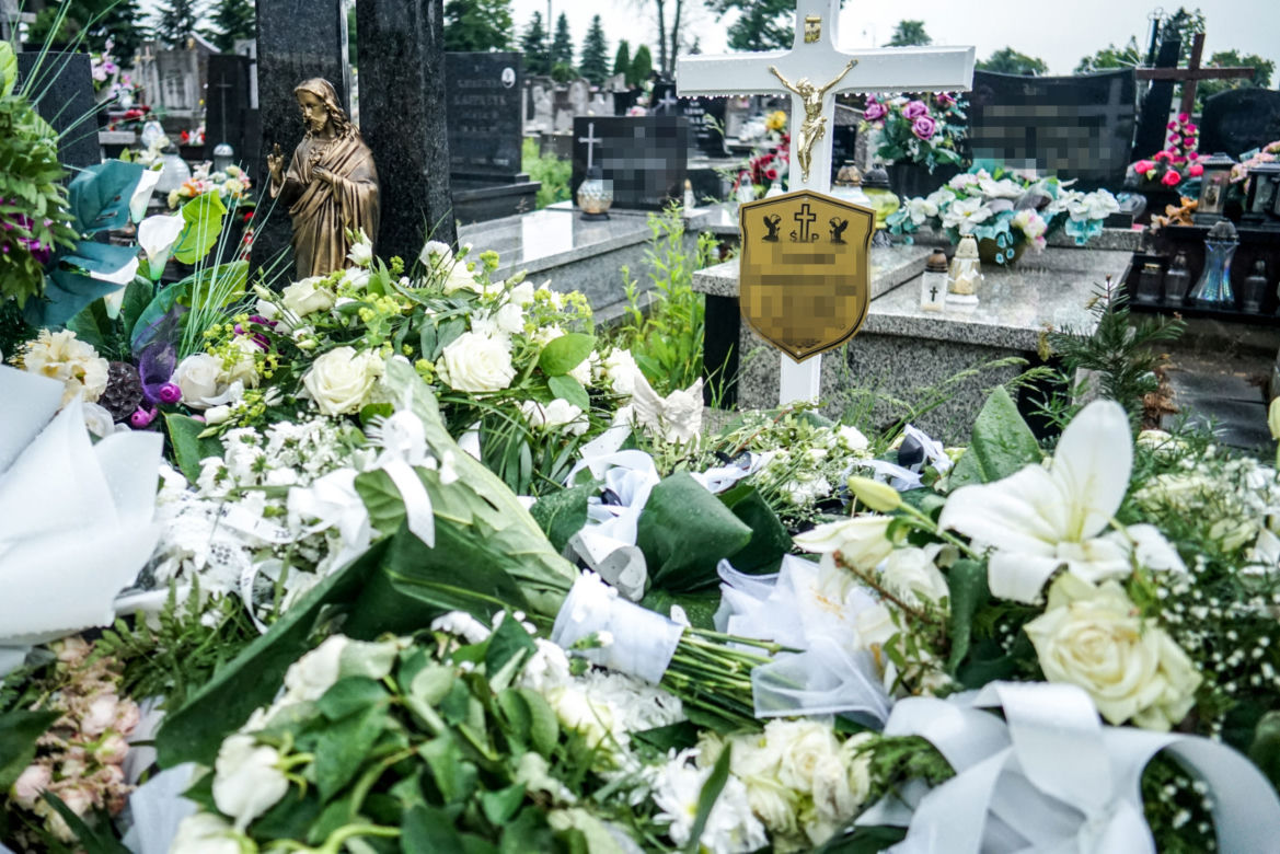 2-letnia Natalka zginęła na oczach taty. Aniołek jest już w niebie. Trumienka utonęła w białych kwiatach