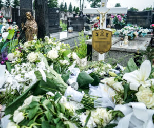 2-letnia Natalka zginęła na oczach taty. Aniołek jest już w niebie. Trumienka utonęła w białych kwiatach