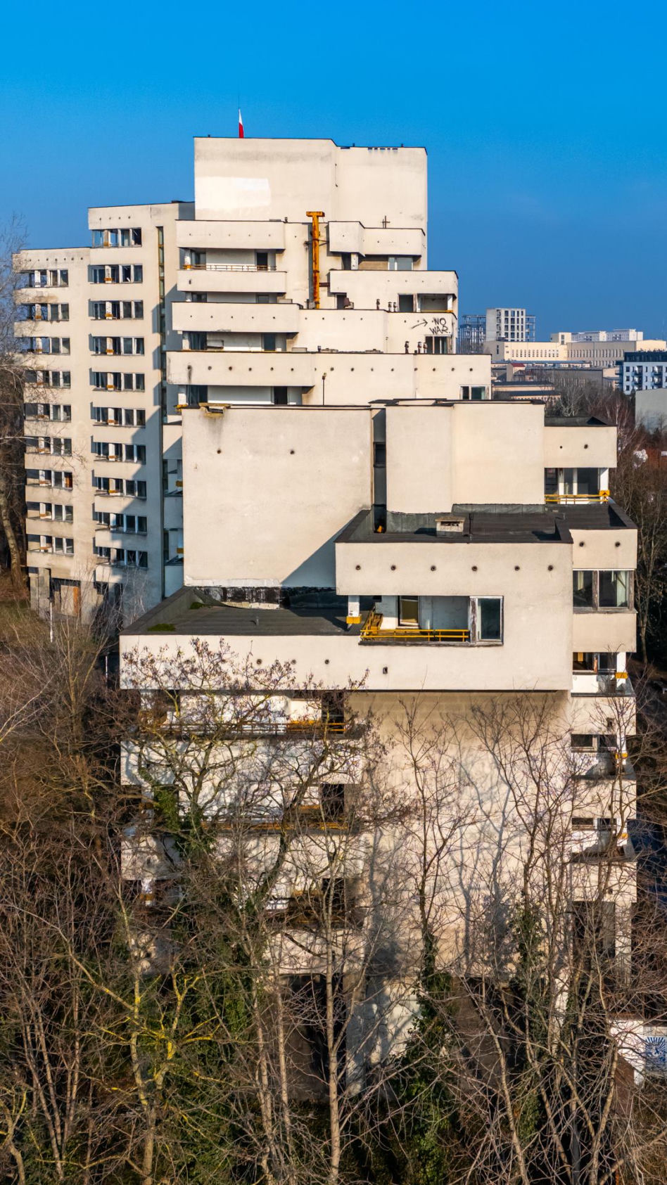 Szpiegowo z lotu ptaka. Blok na Sobieskiego 100 w Warszawie