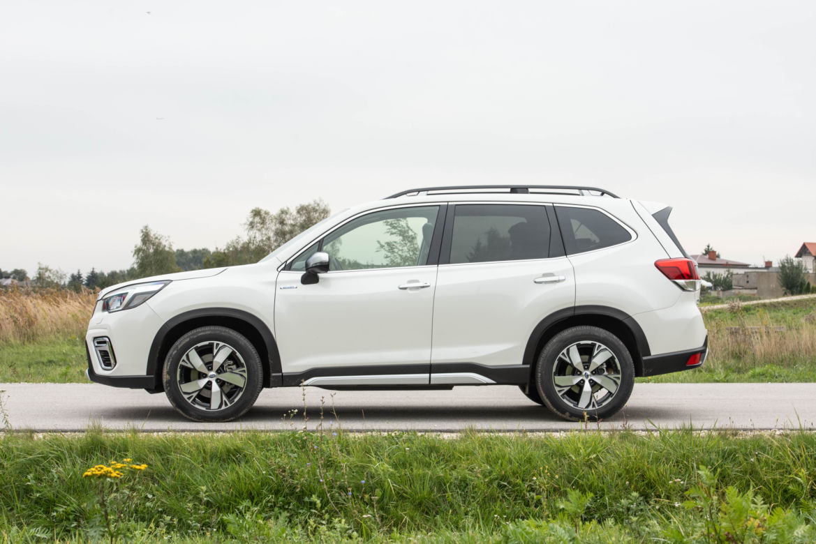 Subaru Forester e-BOXER vs Honda CR-V Hybrid