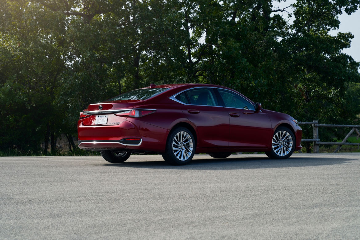 Lexus ES z napędem AWD
