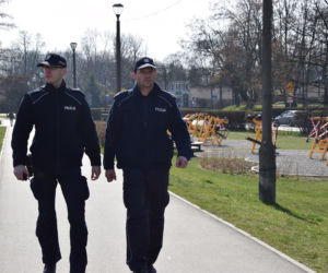 Policjanci kontrolują też parki