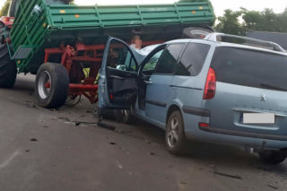 Wjechał w przyczepy rolnicze i uciekł do lasu, bo bał się konsekwencji 
