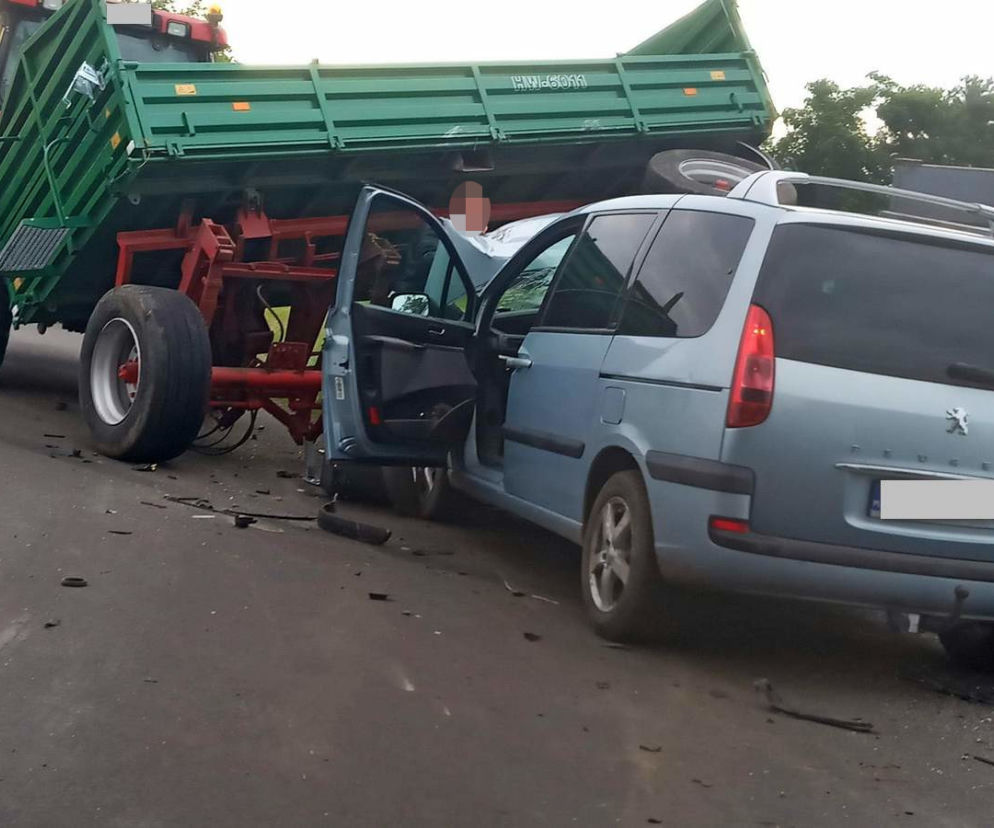 Wjechał w przyczepy rolnicze i uciekł do lasu bo bał się konsekwencji 