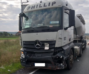 Dramatyczny wypadek na DK 11. Ranną kobietę transportował śmigłowiec [ZDJĘCIA]