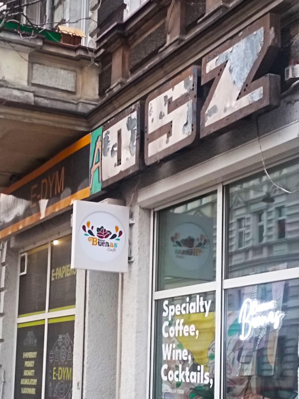Odkryty fragment szyldu z czasów PRL
