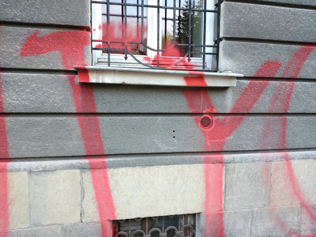 Tarnów. Siedziba urzędu miasta ZDEWASTOWANA. Ktoś namalował napis: "politycy to k****"