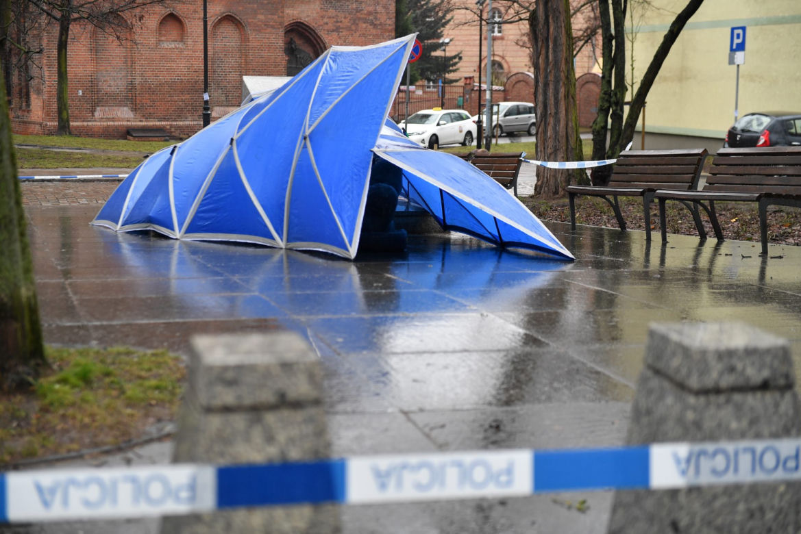 Przewrócony pomnik ks. Henryka Jankowskiego