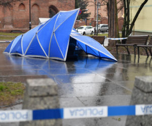 Przewrócony pomnik ks. Henryka Jankowskiego