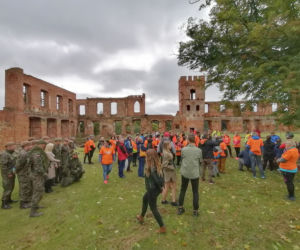 Pomarańczowi rowerzyści najechali zamek w Szymbarku