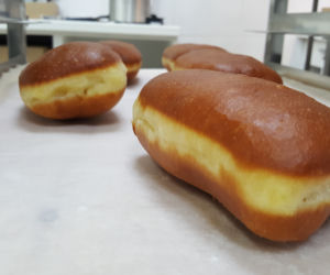 Cukiernie smażą pączki przed Tłustym Czwartkiem
