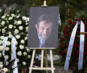 Wieńce na pogrzebie Edwarda Linde-Lubaszenki. Żałobnicy pożegnali artystę pięknymi kwiatami