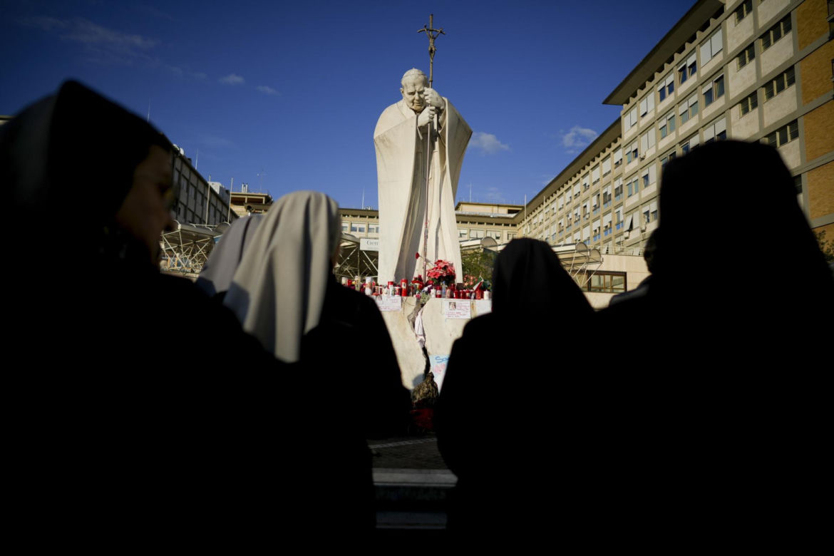 Wierni modlą się za Papieża Franciszka