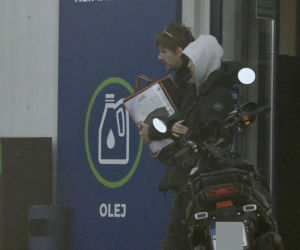 Maciej Musiał najpierw pieści auto, potem dziewczynę