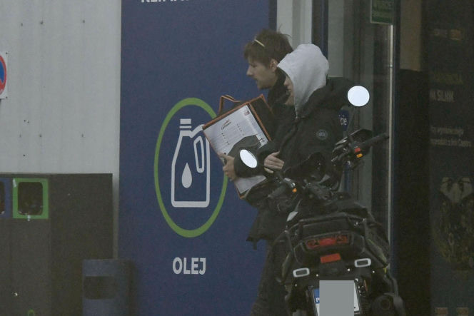 Maciej Musiał najpierw pieści auto, potem dziewczynę