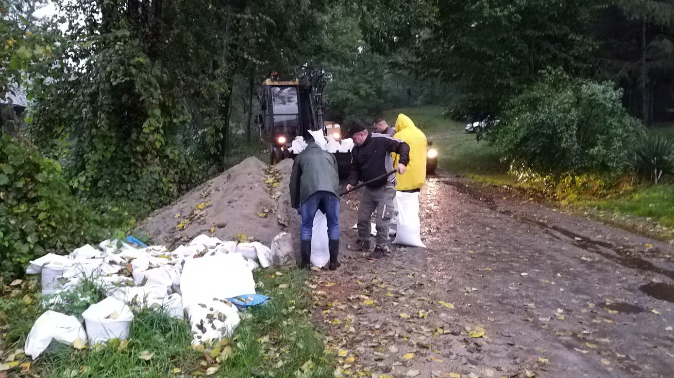 Woda w Morowie - mieszkańcy sami przygotowali się na nadejście fali