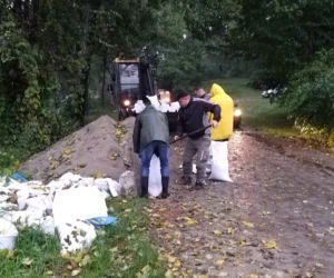 Woda w Morowie - mieszkańcy walczą z powodzią