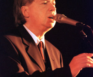 Kraków pamięta. Na grobie Marka Grechuty zawsze palą się znicze. Jeden szczegół jego grobu chwyta za serce