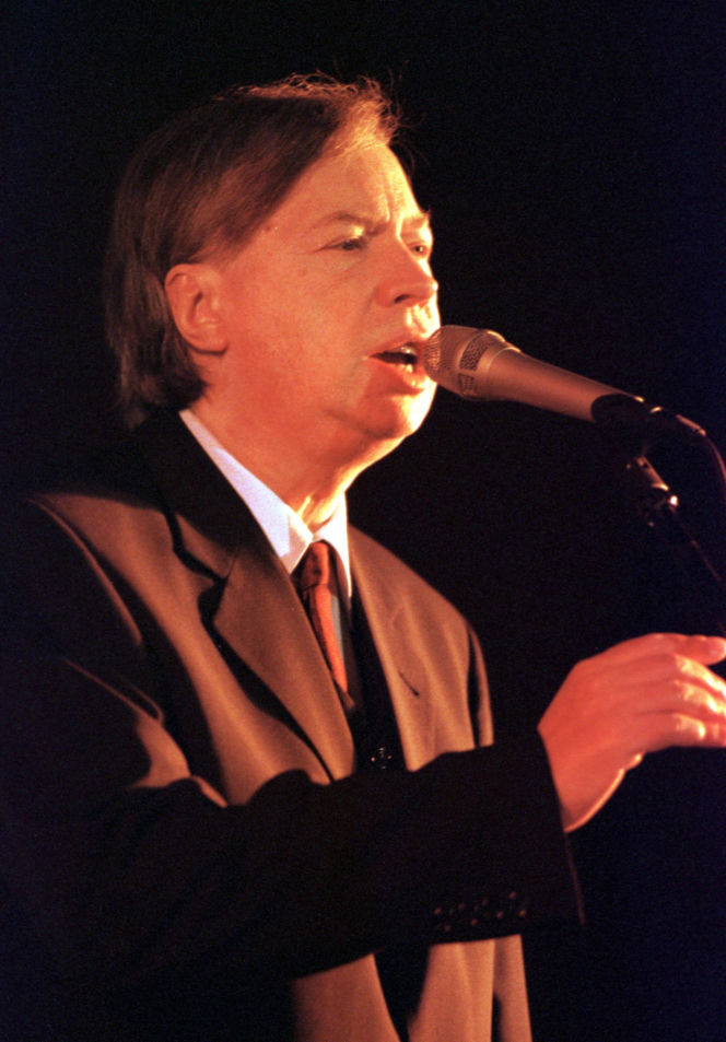 Kraków pamięta. Na grobie Marka Grechuty zawsze palą się znicze. Jeden szczegół jego grobu chwyta za serce