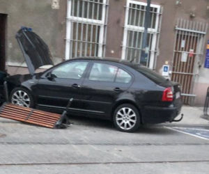 Gdańsk: Wjechał samochodem w kamienicę! [ZDJĘCIA]