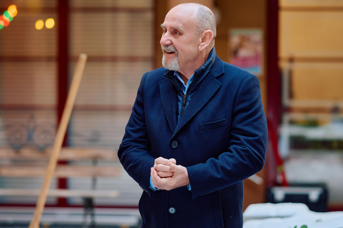 "Na Wspólnej", odcinek 4195: profesor Agier słabnie na oddziale kardiochirurgii. Na oczach przerażonej córki dochodzi u niej do zatrzymania akcji serca