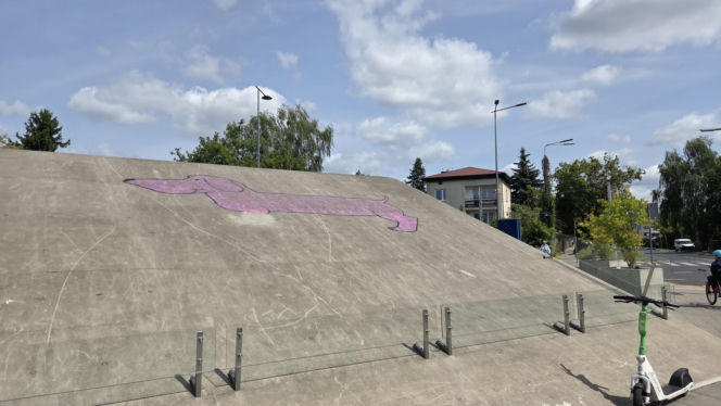Wielki i różowy jamnik na ścianie metra w Warszawie. O co może chodzić?!