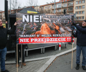 Protest mieszkańców pod siedzibą GDDKiA Kraków. Sprzeciwiają się wszystkim wariantom trasy S7 [GALERIA]