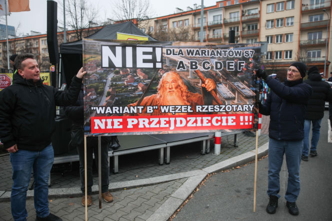 Protest ws. wariantów S7 przed siedzibą oddziału GDDKIA w Krakowie