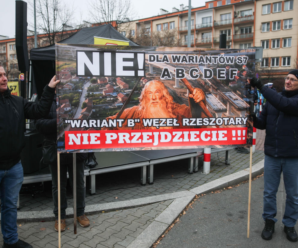 Protest mieszkańców pod siedzibą GDDKiA Kraków. Sprzeciwiają się wszystkim wariantom trasy S7 [GALERIA]