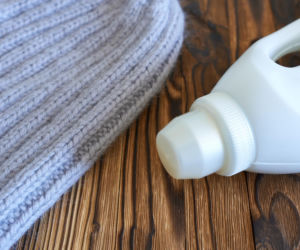 Dodaj do wody i namocz skurczona czapkę wełnianą. Odzyska dawne rozmiary i miękkość. Sposób na skurczoną czapkę z wełny