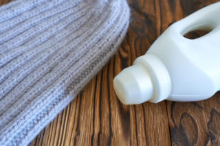 Dodaj do wody i namocz skurczona czapkę wełnianą. Odzyska dawne rozmiary i miękkość. Sposób na skurczoną czapkę z wełny