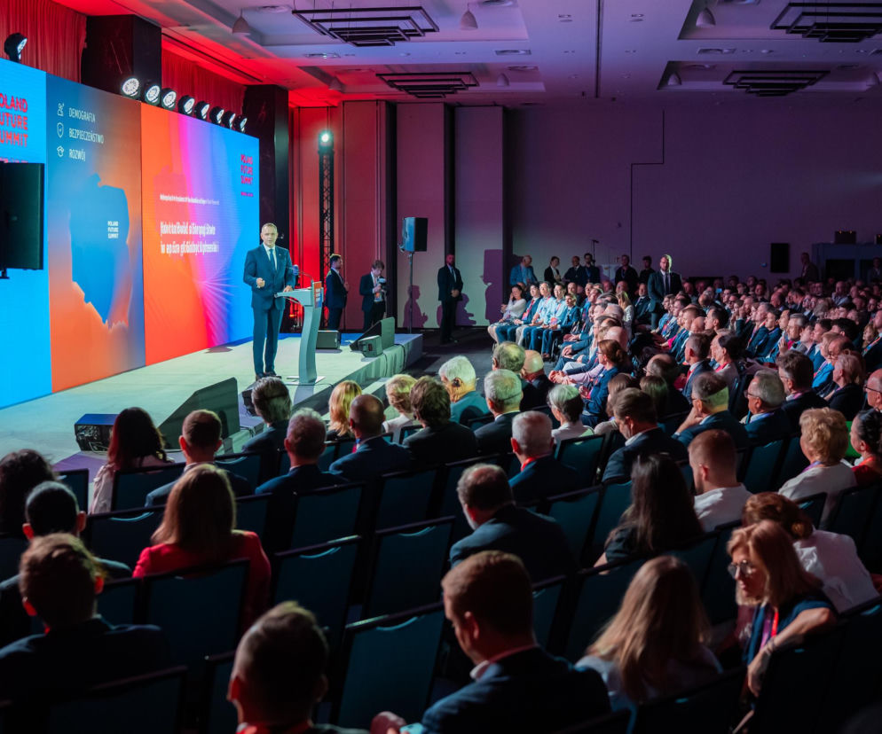 Prezydent RP Karol Nawrocki wygłasza przemówienie na konferencji Poland Future Summit, zorganizowanej przez Centrum Strategii Rozwojowych. Duża publiczność słucha wystąpienia, podczas którego omówiono budowanie silnego państwa i wyzwania demograficzne. Więcej o tym przeczytasz na naszym portalu.