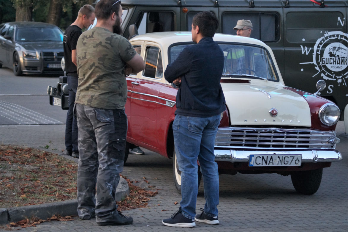 Bydgoskie Klasyki Nocą. Wyjątkowe auta zaparkowały pod Trobydem [ZDJĘCIA]