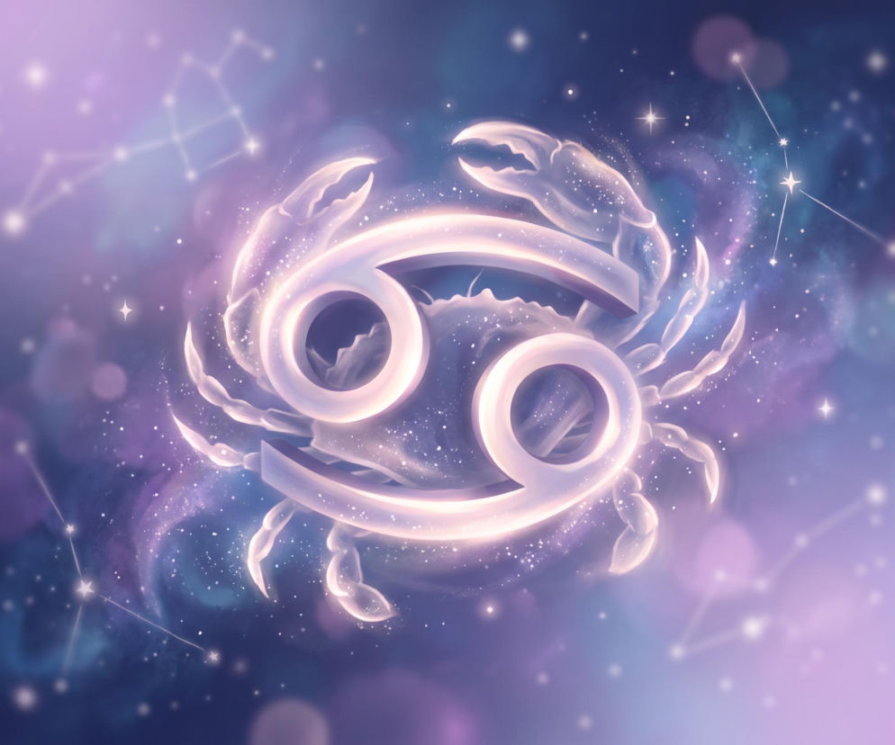 Świecący symbol zodiakalnego Raka na tle gwieździstego kosmosu. Horoskop dzienny sprawdzisz na Eska.